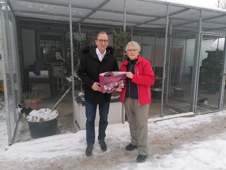 Landrat Markus Bauer mit Tierheim-Leiterin Silvia Rupkalwies in Aschersleben