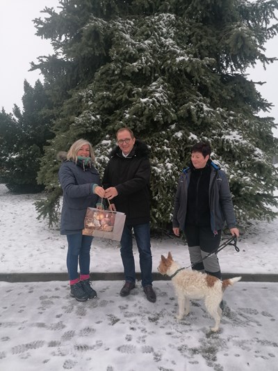 Landrat Markus Bauer mit Rasa Zacharias sowie deren Stellvertreterin Kathrin Krügel in Plömnitz