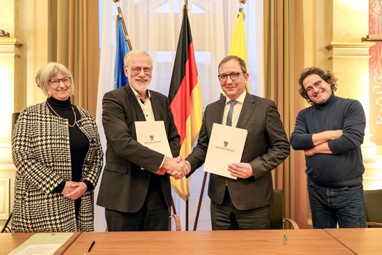 Das Bild zeigt (v.l.) Geschäftsführerin Anita Bader, Kulturminister Rainer Robra, Landrat Markus Bauer und Chefdirigent Jan Michael Horstmann. Bildquelle: Viktoria Kühne / Staatskanzlei