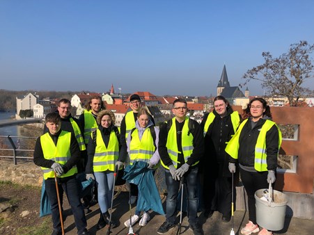 Azubis des Salzlandkreises helfen beim Frühjahrsputz