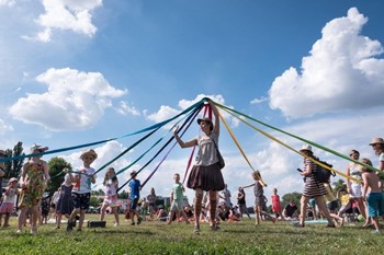 Zum Kindertag - Das fliegende kunterbunte Karussell