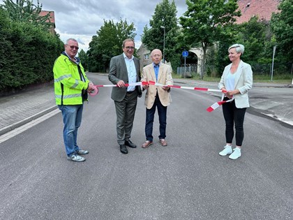 Das Foto entstand beim symbolischen Banddurchschneiden und zeigt (v. l.) KWB-Leiter Ralf Felgenträger, Landrat Markus Bauer, Kreistagsmitglied Dr. Manfred Püchel und Bärbel Knorscheidt von der Kreisstraßenmeisterei des KWB.