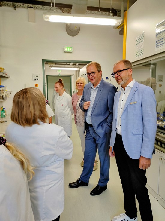 Auf dem Foto (Quelle: Salzlandkreis, M. Bothe) lassen sich Markus Bauer und Hans-Michael Strube (im Bild rechts) von den Grundschülern aus Aschersleben erklären, was da gerade im Labor beim Experimentieren passiert.