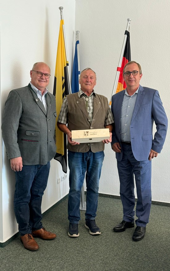 Kreisjägermeister Jens Hennicke (l.) und Landrat Markus Bauer (r.) verabschiedeten Wolfgang Rost aus Neundorf. Bildquelle: Salzlandkreis