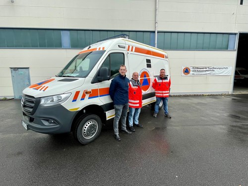 Bild KTW-Übergabe DRK (v.l): Florian Hackel vom Fachdienst Brand- und Katastrophenschutz und Rettungsdienst des Salzlandkreises vor dem Fahrzeug für das DRK gemeinsam mit Heiko Harms und Nils Schmidt.