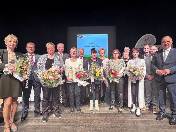 Das Foto (Salzlandkreis, Astrid Müller) zeigt die Salzlandfrauen bei der Ehrung in diesem Jahr.