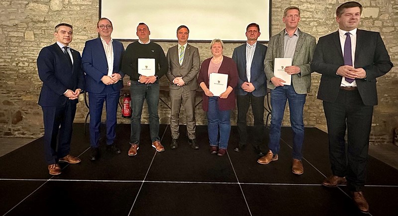 Landrat Markus Bauer (2.v.l.) und Landwirtschaftsminister Sven Schulze (r.) zeichneten die Vertreter aus Westdorf, Mehringen und Zens aus. Auch Ascherslebens Oberbürgermeister Steffen Amme (4.v.l.) und Bördelands Bürgermeister Marco Schmoldt (3.v.r.) sowie der Landtagsabgeordnete Stefan Ruland (l.) gratulierten. Bildquelle: Marko Jeschor