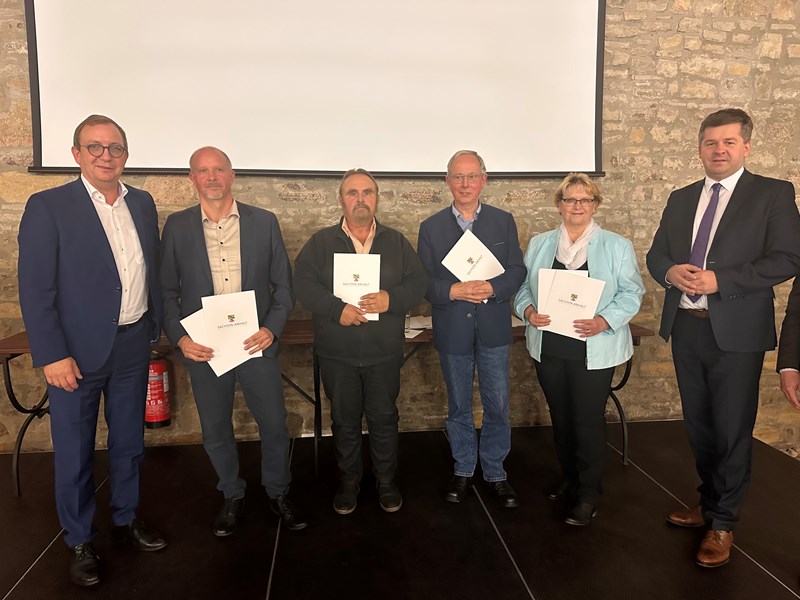 Sonderpreis: Landrat Markus Bauer (l.) und Landwirtschaftsminister Sven Schulze (r.) gratulieren Vertretern aus Plötzky, Garsena und Wohlsdorf für ihr besonderes Engagement in ihren Orten. Bildquelle: Marko Jeschor