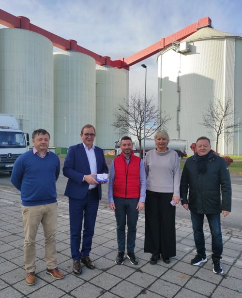 Bild oben (Quelle Salzlandkreis, M. Bothe, v.l.n.r.):  Stephan Randel (Leitung Landwirtschaft), Landrat Markus Bauer, Tino Kitzmann, Iris Richter (beide Standortleitung) und Tilo Wechselberger, Landkreis-Fachdienstleiter, beim Werksbesuch in der Zuckerfabrik Könnern