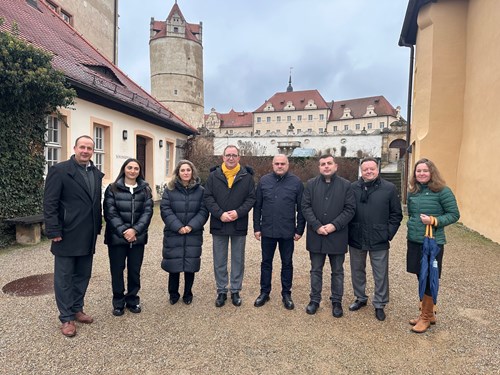 Kreistagsvorsitzender Thomas Gruschka, Ketevan Karkadze, Dudana Mazmanishvili, Landrat Markus Bauer, Kakha Enukidze, Achiko Sudadze, Fachdienstleiter Tilo Wechselberger und Alexandra Bruscaini haben sich in Bernburg über die Partnerschaft verständigt. Bildquelle: Marko Jeschor / Pressestelle Salzlandkreis