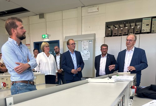 Es zeigt Sachsen-Anhalts Ministerpräsident Reiner Haseloff (r.) im August dieses Jahres beim Besuch der Berufsbildenden Schule „Otto Allendorff“ in Schönebeck. Im Rahmen des Besuchs waren Landrat Markus Bauer (2.v.r.) und Schulleiterin Astrid Mann (4.v.r.) noch einmal gemeinsam um Unterstützung des Landes bei der Anschaffung des Flachwassersimulators. Bildquelle: Marko Jeschor / Pressestelle Salzlandkreis