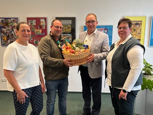 Katharina Elwert (v.l.) vom Bauernverband Salzland, Frank Herrmann, Landrat Markus Bauer und Diana Borchert vom Bauernverband Nordharz mit dem Erntekorb im Büro des Landrats in Bernburg. Bildquelle: Marko Jeschor / Pressestelle Salzlandkreis