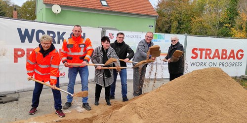 Das Foto zeigt Landrat Markus Bauer (2. v. r.) neben Bürgermeister Hendrik Mahrholdt und Ortsbürgermeisterin Ethel Muschalle-Höllbach (3. und 4. v. r.) mit Planer und einem Baufirmavertreter beim symbolischen Spatenstich. Auf dem Bild (ganz links) außerdem Landkreismitarbeiterin Evelin Wolter vom Fachdienst Kreis- und Wirtschaftsentwicklung und Tourismus .