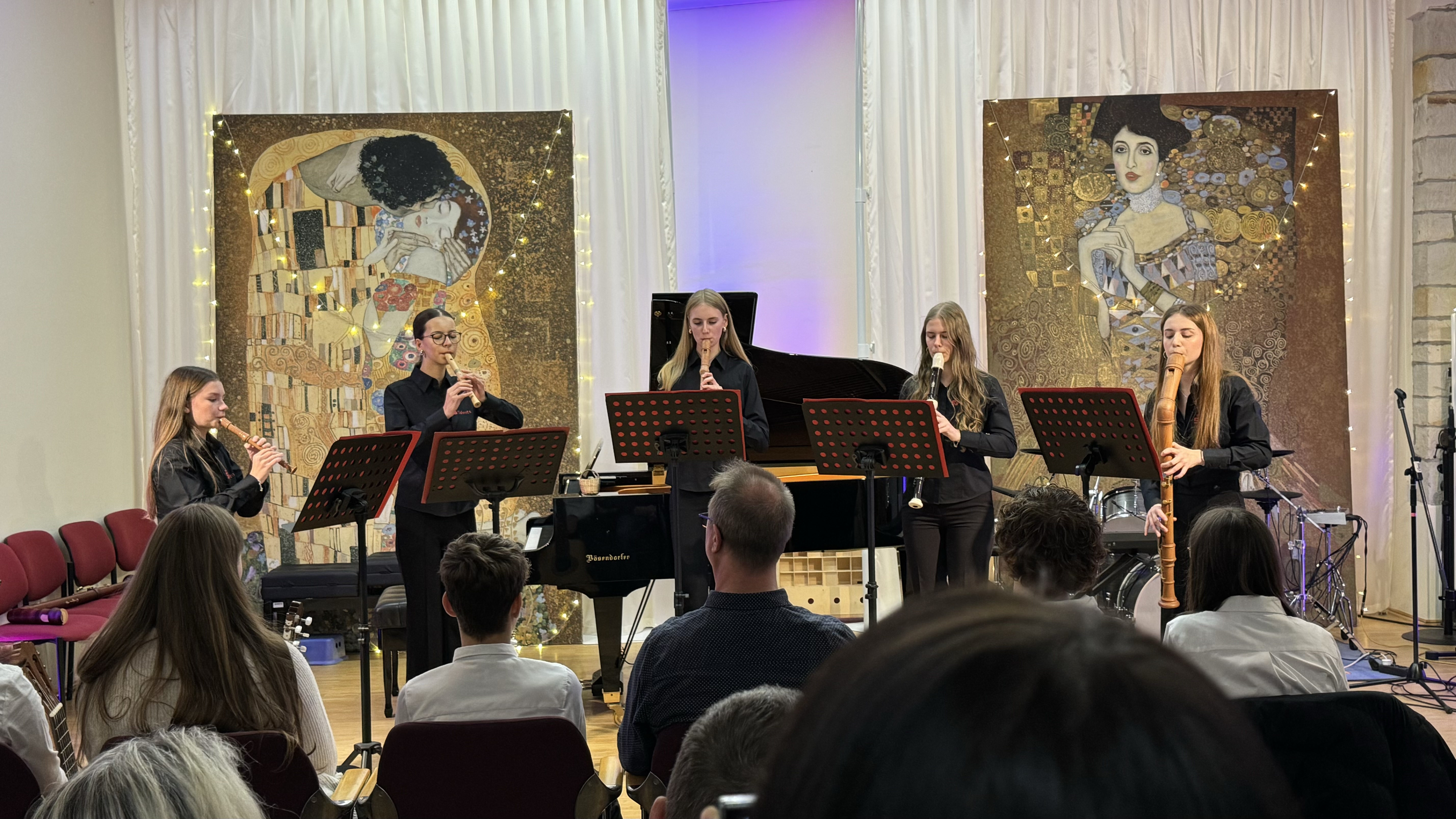 Das Foto (Quelle: Sven Schimpke) zeigt Musikschüler und Hörer beim „Talente“-Wettbewerb des Vorjahres in Bernburg.