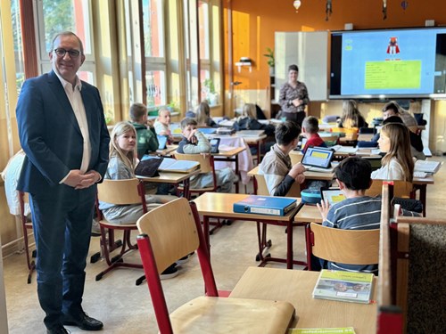Landrat Markus Bauer (l.) beim Besuch einer fünften Klasse im Englisch-Unterricht an der freien Sekundarschule „LebenLernen“ in Schneidlingen. Schulleiterin Elke Atzler (nicht im Bild) hatte ihn eingeladen. Bildquelle: Marko Jeschor / Pressestelle Salzlandkreis