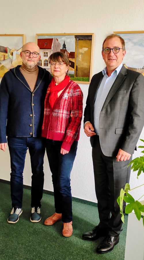 Das Foto (Salzlandkreis, M. Bothe) oben zeigt Annekatrin Lutze mit ihrem Mann Ingolf neben Markus Bauer, nachdem die Bilder der kleinen Ausstellung im Landratsamt nach den Vorstellungen der Freizeitkünstlerin gehängt und ausgerichtet wurden.