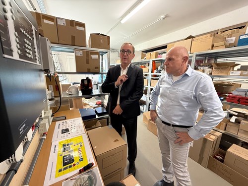 Zum Bild: Landrat Markus Bauer (l.) lässt sich von Geschäftsführer Ralph Groth das Portfolio der Firma erläutern. Bildquelle: Marko Jeschor / Pressestelle Salzlandkreis