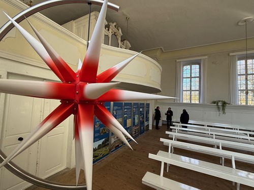 Ein Herrnhuter Adventsstern hängt im Betsaal in Gnadau. Bildquelle: Marko Jeschor / Pressestelle Salzlandkreis