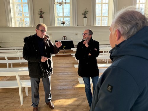 Landrat Markus Bauer im Gespräch mit Sparkassenvorstand Hans-Michael Strube und Gnadaus Ortsbürgermeister Andreas Gutsche (v.l.).